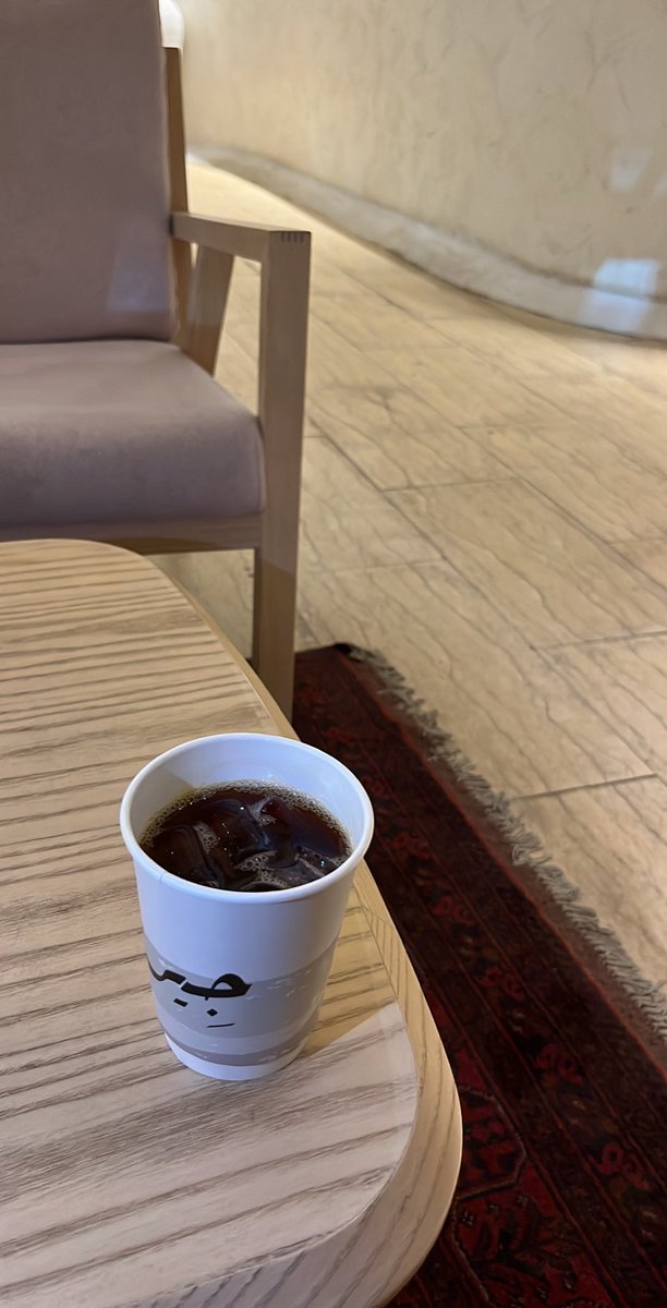 من اثيوبيا وش عاد نبغى سوا المطلوب
لو انّ البرستا يجهل "ذعار و ابياته"

ليا طلّ منها الثلج واضح براس الكوب
تقل راس زنجيٍ غرق وسط غبّاته 

بها من عذوبة حبكة الشاعر الموهوب
و بها من مرارة وقته و سود عثراته