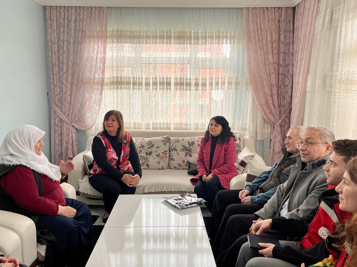 TCSinopValiligi's tweet photo. Ruhun Şâd Olsun Şehidim…
Emanetin… Emanetimizdir…
📌Valimiz Dr. @mustafaozarslnn ’ın eşi Reva Beray Özarslan Hanımefendi, Boyabat Kaymakamı Enver Yılmaz’ın eşi Zahide Yılmaz ile birlikte,
#Sinoplu Kahraman Şehidimiz Mustafa Karademir’in kıymetli ailesini ziyaret ettiler.
🇹🇷Vatan mukaddesatı uğruna canlarını feda eden bütün şehitlerimizi rahmetle ve minnetle yâd ediyoruz.
Ruhları Şâd Olsun.
📍Boyabat
#ŞehitlerÖlmez