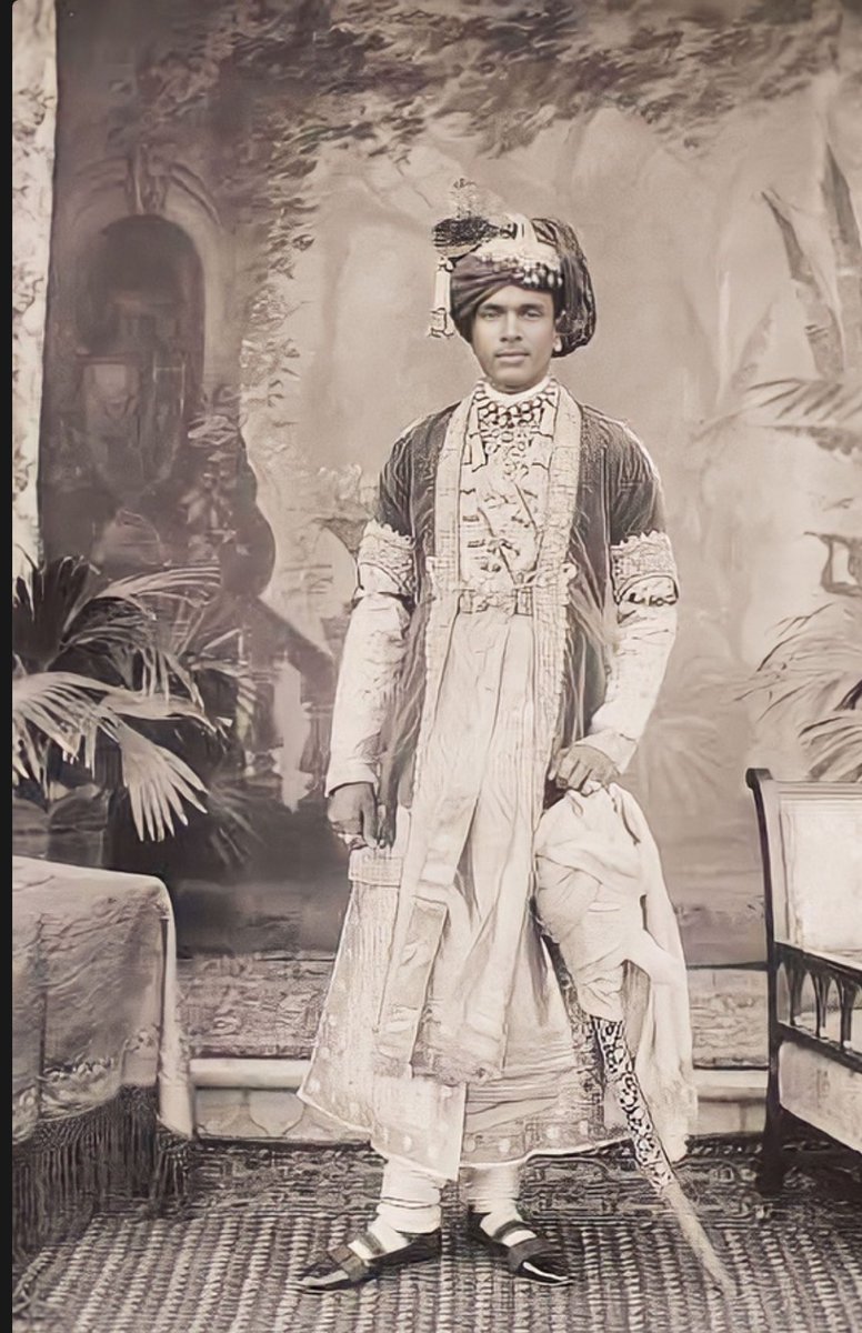 राजा के दरबार में.
एक आदमी नौकरी मांगने के लिए आया! तो उस व्यक्ति से उसकी क़ाबलियत पूछी गई।
तो वो बोला-
मैं आदमी हो चाहे जानवर, उसकी शक्ल देख कर उसके बारे में बता सकता हूँ.!
राजा ने उसे अपने खास "घोड़ों के अस्तबल का इंचार्ज" बना दिया।
कुछ ही दिन बाद राजा ने उससे अपने सब से महंगे