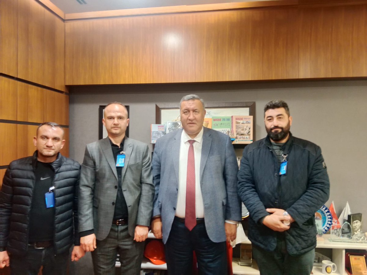 İşçi dostu sayın Milletvekilimiz <a href="/fethigurer/">Ömer Fethi Gürer</a> taşeron işçileri TBMM
sorunlarını dinledi. Hakları olan kadroyu alana kadar mücadele edeceğini her zaman işçinin yanında olacağını söyledi.  Devlet taşeron işçi çalıştırmaz Türkiye ne kadar Taşeron işçi varsa kadrolu olmayı hak ediyor