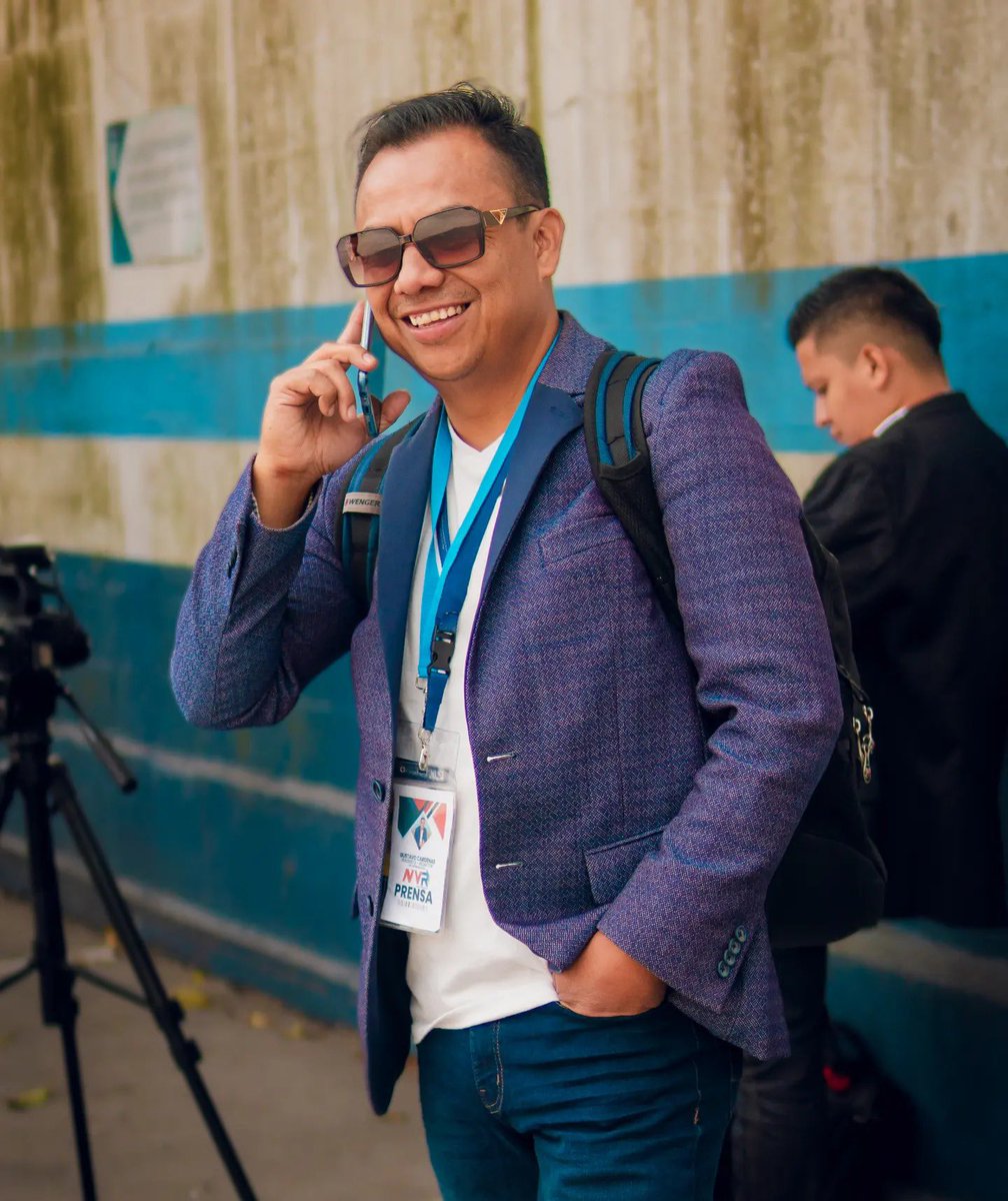Sonny_Figueroa's tweet photo. Por cierto, no hay que olvidar a otro falso medio llamado @XelaNewsGt  

Este fue creado por @GustPhographer, un empleado (sirviente) de Jimmy Morales

Está persona también controla una fanpage de Facebook llamada NVR Noticias 

▶️ https://t.co/hEg1WwPYUr https://t.co/Yn5Td0K3u9