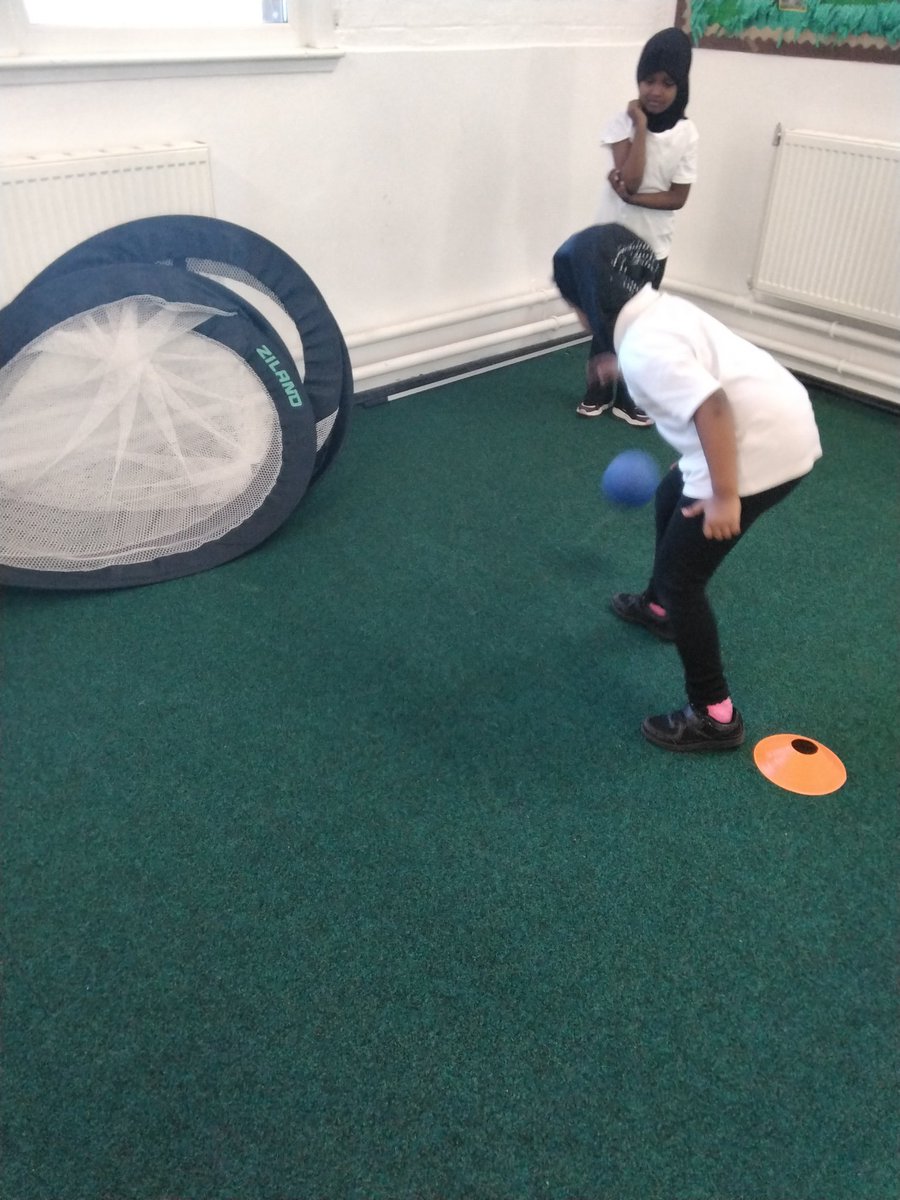 wyndclf's tweet image. Children in 2S used their hands to show some dribbling skill.
#WPS #LeighTrust #CompletePE #BallSkills  #Year2 #Article31
