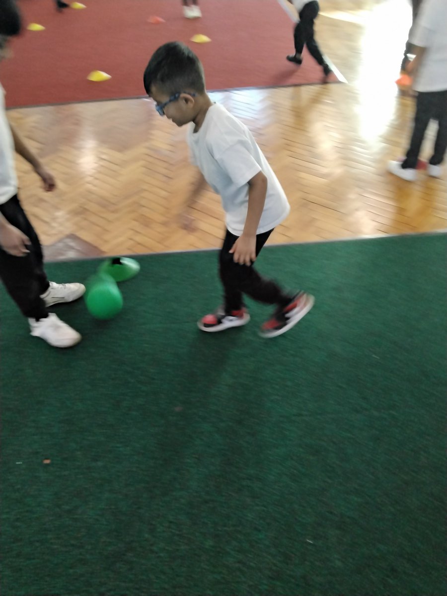 wyndclf's tweet image. Children in 2S used their hands to show some dribbling skill.
#WPS #LeighTrust #CompletePE #BallSkills  #Year2 #Article31