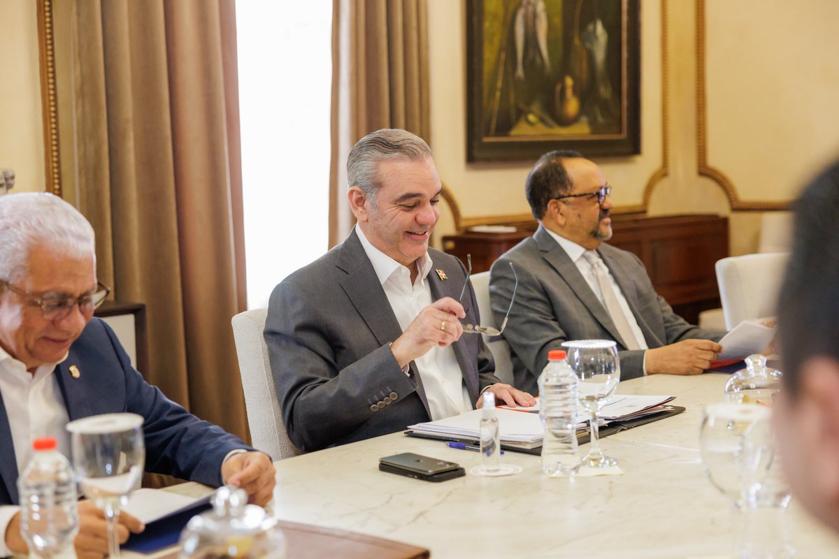 PresidenciaRD's tweet photo. El Pdte. @LuisAbinader encabezó la segunda reunión del @CNMagistratura, donde se elaboró el reglamento preliminar para la selección del próximo Procurador General de la República y de siete procuradores adjuntos, de acuerdo con la Ley 1-25, que modifica la Ley Orgánica del CNM. https://t.co/QYyYQKRvSk