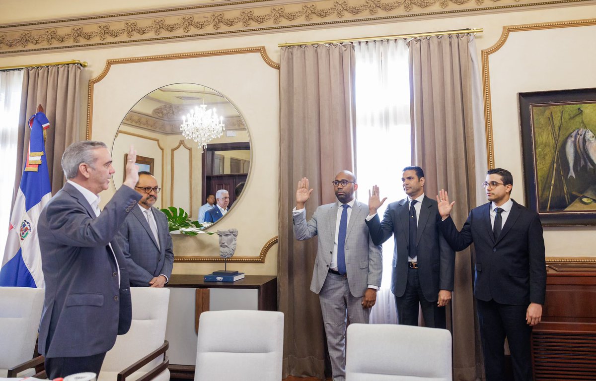 PresidenciaRD's tweet photo. El Pdte. @LuisAbinader encabezó la segunda reunión del @CNMagistratura, donde se elaboró el reglamento preliminar para la selección del próximo Procurador General de la República y de siete procuradores adjuntos, de acuerdo con la Ley 1-25, que modifica la Ley Orgánica del CNM. https://t.co/QYyYQKRvSk