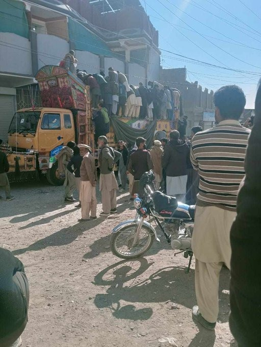 Kashmir_Fact's tweet photo. #Parachinar: 100 days of siege, hunger & despair.
Children starving, people injured fighting for a truck of food & thousands in endless queues.
This is not just a crisis-it’s Pakistan’s biggest failure. Who will answer for this injustice?
#EndParachinarSiege #PakistanFails #ParachinarIsBleeding #parachinarundersiege