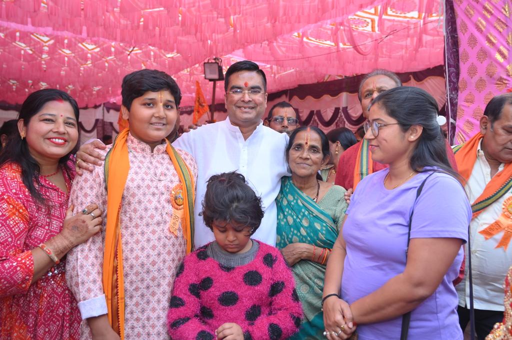 Rikesh_SenBJP's tweet photo. आज कैलाश नगर में आयोजित रामायण पाठ एवं मूर्ति स्थापना कार्यक्रम में सम्मिलित होकर अपार आनंद की अनुभूति हुई। यह कार्यक्रम हमारे समाज में धार्मिक और सांस्कृतिक मूल्यों को मजबूत करता है। प्रभु श्रीराम का आशीर्वाद हम सभी पर बना रहे। जय श्री राम!
#RamayanPath #CulturalHeritage #CommunityUnity #KailashNagar