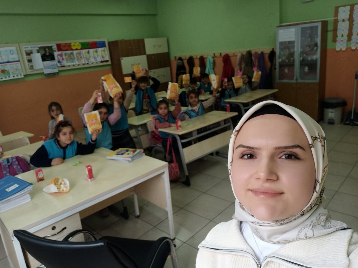 TaskesigiOkulu's tweet photo. Patlamış mısırlarımızı vee biletlerimizii aldık... Sinemada yerimizi kaptıkk 📽️🎞️🍿 Karne öncesi"Dönem Sonu Faaliyet Haftası" kapsamında öğretmenlerimiz ve öğrencilerimizle beraber “Sinema” etkinliği gerçekleştirdik.✨
@tcmeb @Ordu_MEM @mfvargeloglu @CaybasM  @ELTHakanAYDIN https://t.co/HAmiV9fO9K