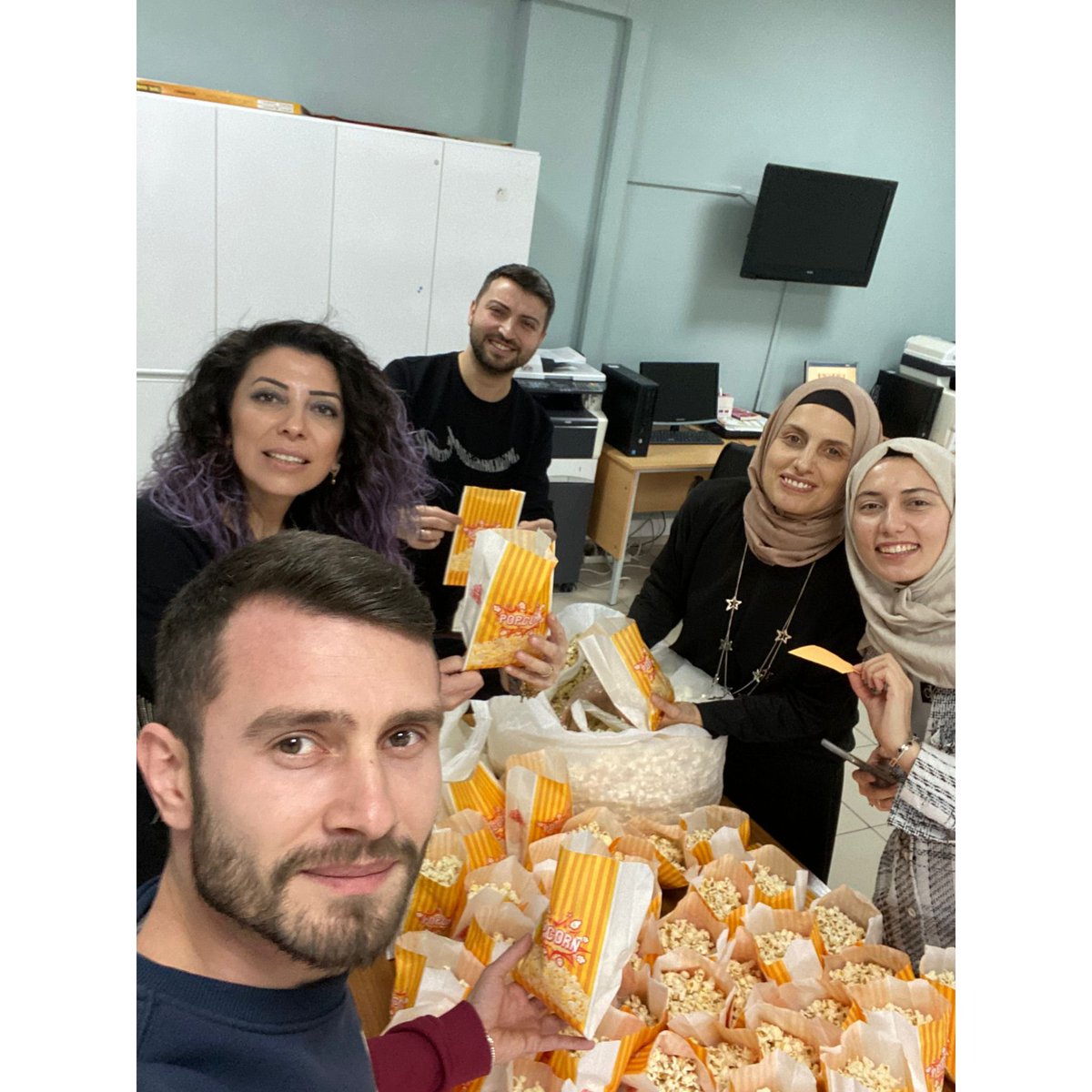 TaskesigiOkulu's tweet photo. Patlamış mısırlarımızı vee biletlerimizii aldık... Sinemada yerimizi kaptıkk 📽️🎞️🍿 Karne öncesi"Dönem Sonu Faaliyet Haftası" kapsamında öğretmenlerimiz ve öğrencilerimizle beraber “Sinema” etkinliği gerçekleştirdik.✨
@tcmeb @Ordu_MEM @mfvargeloglu @CaybasM  @ELTHakanAYDIN https://t.co/HAmiV9fO9K