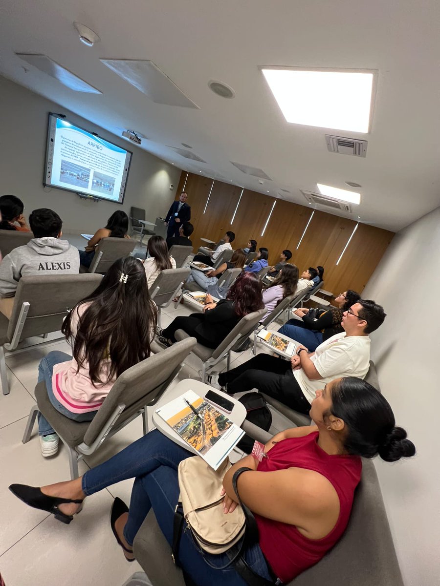 FCNM_Espol's tweet photo. Estudiantes de Logística y Transporte de la #FCNM visitaron las instalaciones de @Aeropuerto_GYE  ✈️📦. Gracias al prof. Alejandro Coronado y a #TAGSA por esta experiencia. Comprometidos con brindar experiencias prácticas que potencien su formación profesional. https://t.co/g331sTYEs5