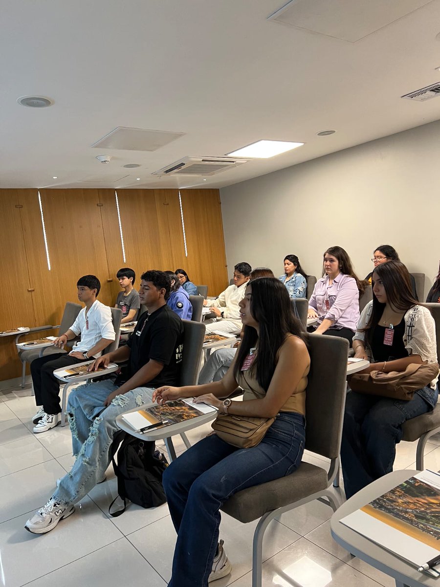 FCNM_Espol's tweet photo. Estudiantes de Logística y Transporte de la #FCNM visitaron las instalaciones de @Aeropuerto_GYE  ✈️📦. Gracias al prof. Alejandro Coronado y a #TAGSA por esta experiencia. Comprometidos con brindar experiencias prácticas que potencien su formación profesional. https://t.co/g331sTYEs5