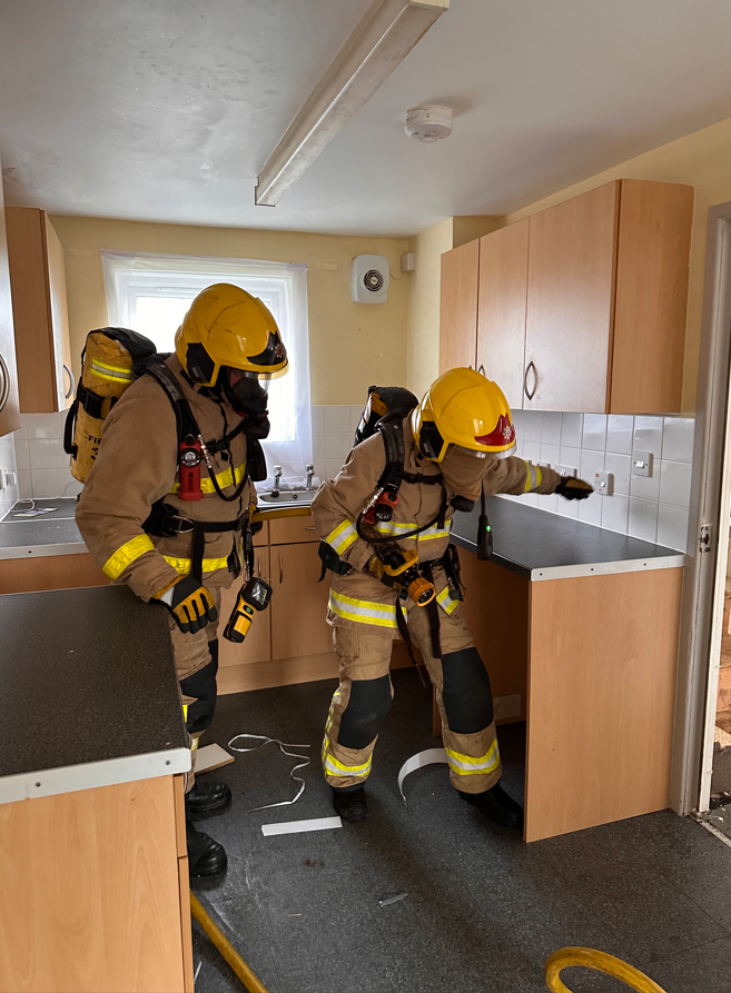 FrodshamFire's tweet photo. Today, our team completed Breathing Apparatus training off station. This training helps to support and develop our trainee Firefighters ensuring their best prepared for real life incidents.
Thanks to Riverside Housing for working in partnership with us 👏🏻 
#Frodsham 
#ThinkOnCall https://t.co/I9g9quIBR5