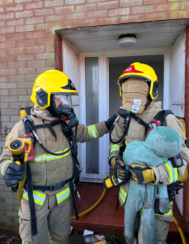 FrodshamFire's tweet photo. Today, our team completed Breathing Apparatus training off station. This training helps to support and develop our trainee Firefighters ensuring their best prepared for real life incidents.
Thanks to Riverside Housing for working in partnership with us 👏🏻 
#Frodsham 
#ThinkOnCall https://t.co/I9g9quIBR5