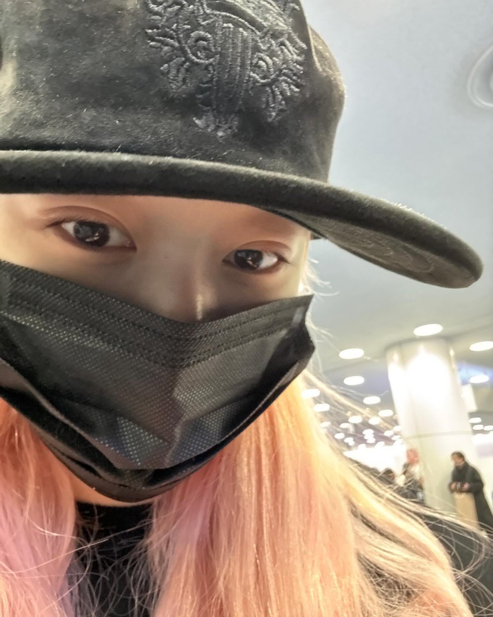 the appearance of me and my black mask is back, giving off a same but different vibe that would steal be an impactful distraction for you! Gigi’s power is unlimited after all, so no words needed— keep falling yourself into this little 𝙝𝙞𝙥 𝙝𝙤𝙥 universe i built.