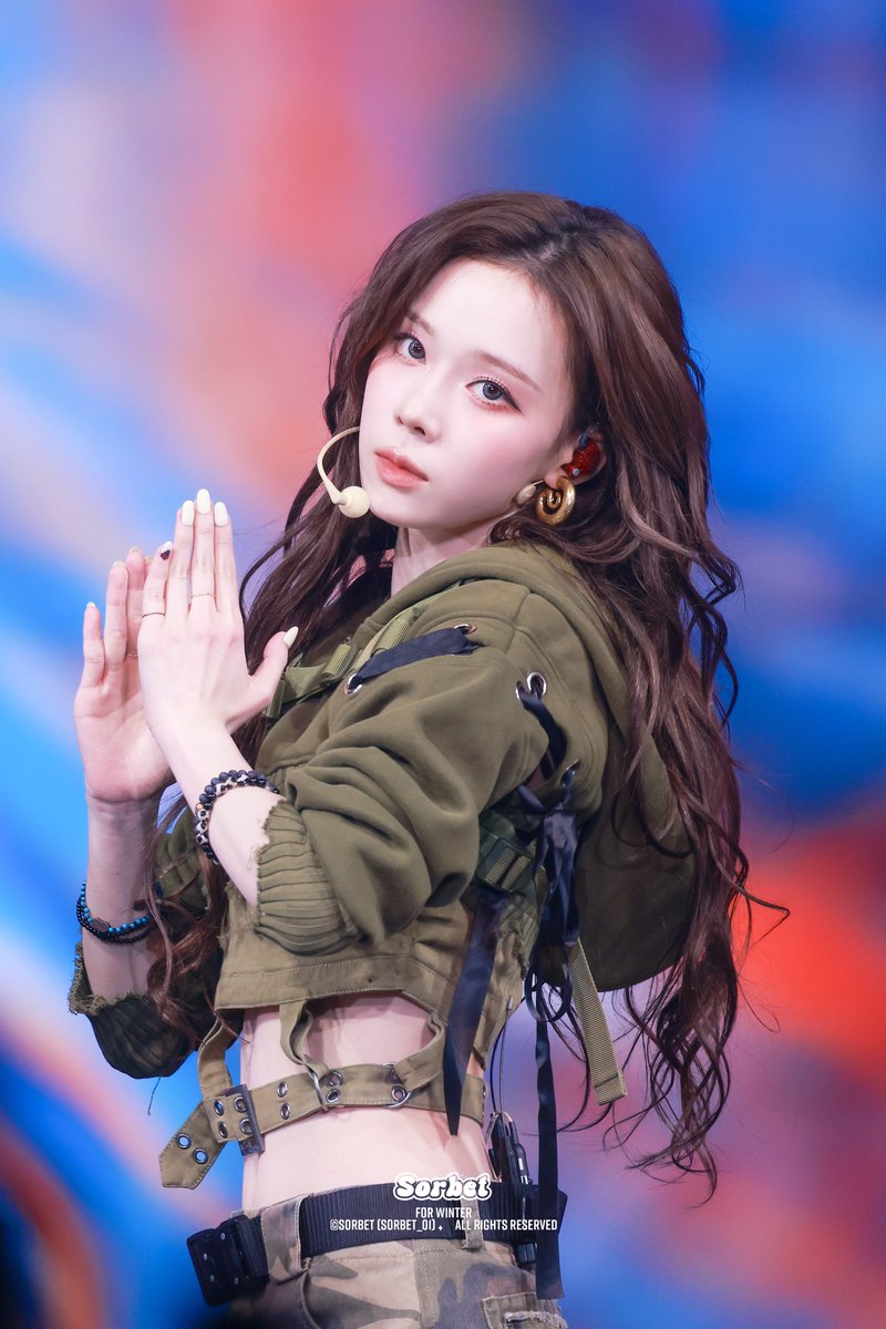 SORBET_01's tweet photo. 250111 SMTOWN

#WINTER #윈터 #aespa #에스파 #金旼炡 
@aespa_official #ウィンター https://t.co/yikdowCYmP