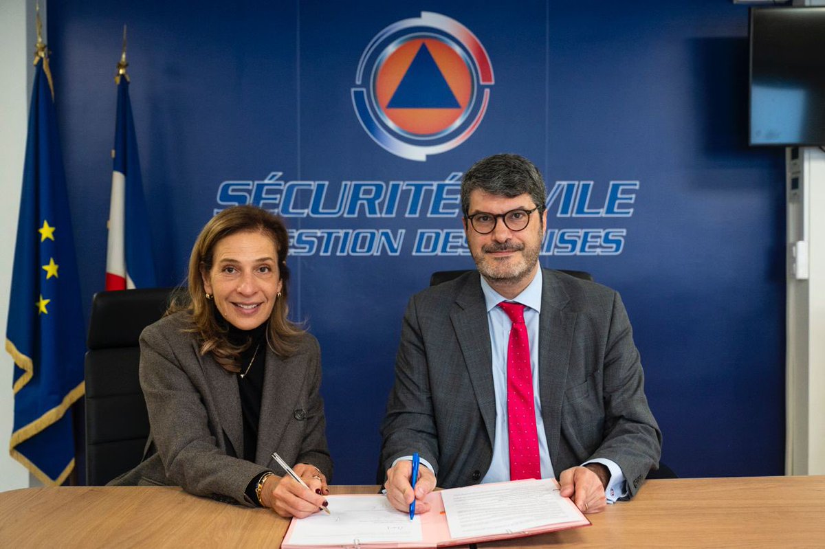 DG_SecCivile's tweet photo. Le groupe @cmacgm a apporté un précieux concours depuis le passage du cyclone #Chido à Mayotte.

La signature d'une convention de partenariat avec la fondation CMA CGM nous permet de faciliter l'acheminement de fret alimentaire à destination des populations sinistrées dès le début du mois prochain.

Mission partagée par acteurs publics et privés tels que CMA CGM, la logistique est au coeur de la gestion des crises, nous l'avons largement éprouvé ces dernières semaines. 
Je remercie Tanya Saadé Zeenny pour la qualité de nos échanges et sa collaboration.