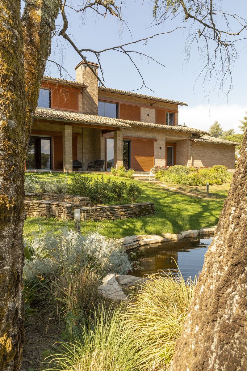 Archello's tweet image. Filippo Bombace’s "Casa Funky" renovation embraces a harmonious blend of vintage charm and global influences. 
buff.ly/3PAcoGc

#EclecticDesign #VintageInteriors #CustomCraftsmanship