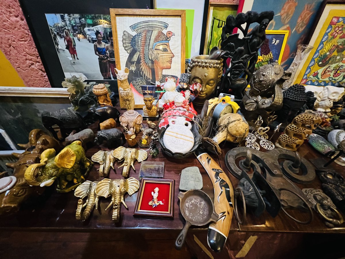 Подходи народ, свой огород.
А теперь продаю самое дорогое.
Слоников более 100 видов
Картины, фото работы слонов и кошек более 50
Брелки, статуэтки, кашпо, будда, чеканки, пепельницы (антиквар) подсвечники, тибетские четки, вазы, деревянные рамки, часы (ссср), в обшем все