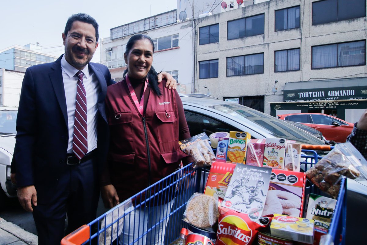 martibatres's tweet photo. El @TUSUPERISSSTE renueva convenio de colaboración con el @FCEMexico y no solo eso, lo expandimos a todas las tiendas del país. 

Ahora cada tienda contará con una amplia oferta de 10 mil títulos, para todas las edades, a precios accesibles. No olviden agregar un libro a su carrito la próxima vez que visiten una tienda del @ISSSTE_mx. 

@Taibo2 @DuniaLudlow