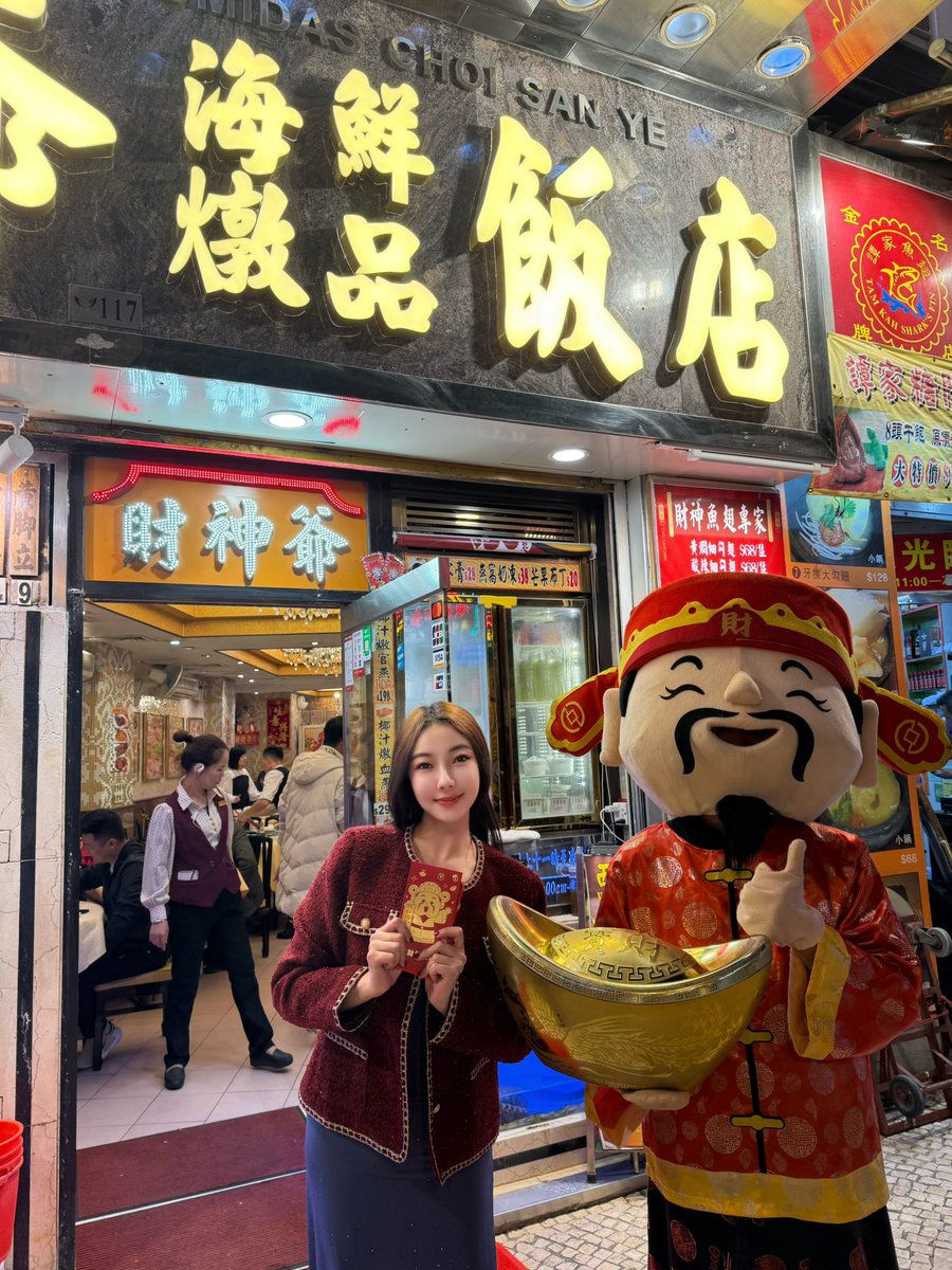 晚上的外景🌃白天的citywalk🌆每天几万步的拍摄日程紧凑到爆，工作的感觉真是酣畅淋漓，拍摄的时候碰到了一只叫火腿的狗狗，热情奔放❤️‍🔥旅行就是无处不在的温暖惊喜还有收获。@guoer0212 https://t.co/SmbP3hoUPb