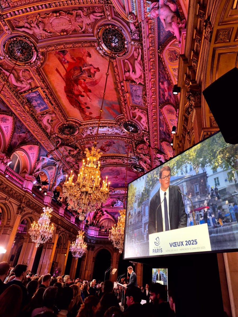 SocialisteParis's tweet photo. En ce début d’année, Anne Hidalgo adresse ses vœux à toutes les Parisiennes et tous les Parisiens. 
2024 fut une année mémorable, à commencer par les Jeux olympiques et paralympiques et la renaissance de Notre-Dame. 
2025 sera l’année de l'accélération des projets pour Paris. https://t.co/3i2XiLxHXQ