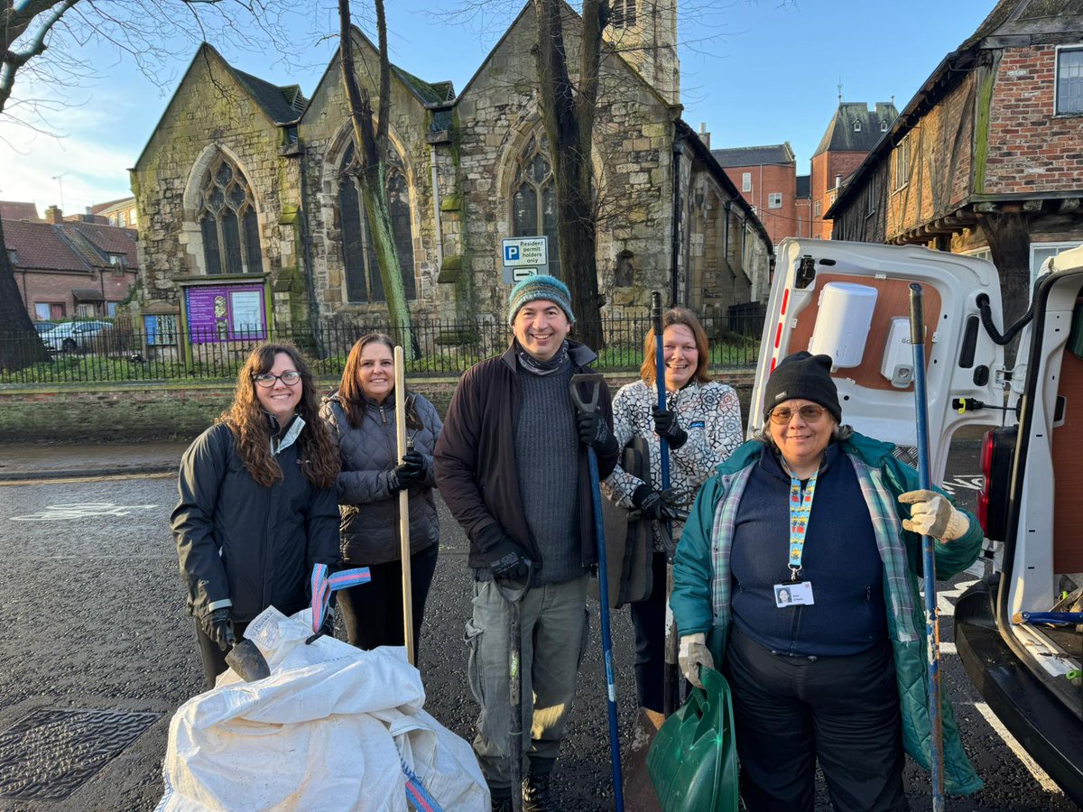 Big thank you to <a href="/avivaplc/">Aviva plc</a> volunteering today with <a href="/ecoyorkcyc/">EcoYorkCYC</a> at North Street Gardens/All Saints Church 🌱🍂

#volunteer #gardening #teamwork #environment #Sustainability