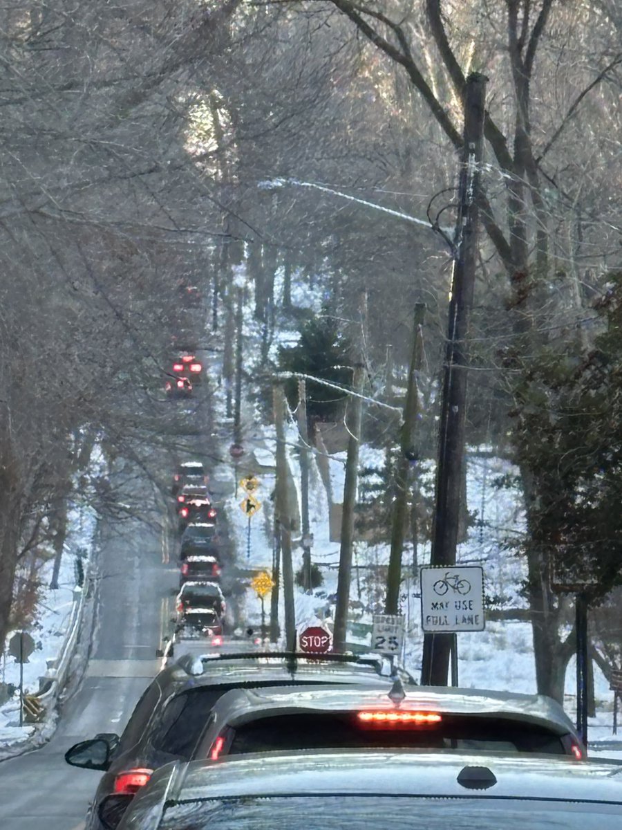 GatorArcangelo's tweet photo. @MayorBowser @WTOP @AdamSchaffer15 @winefoodfun This is what closing #beachdrive does to #OregonAve so that people can walk and ride their bikes which isnt even happening during the winter and hardly happens during the summer. Rich people with nothing to do but cause issues 4us. https://t.co/d6wBZpZM03