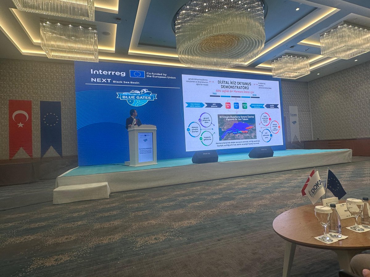 METU_IMS's tweet photo. Karadeniz’de mavi ve akıllı dönüşüm başlıyor!
Enstitü Müdürümüz @SalihogluBaris, Interreg Next Programı’nın desteklediği ve @AjansDoka tarafından yürütülen #BlueGates Projesi açılışında, #Dijitalİkiz teknolojisinin mavi ekonomideki yenilikçi çözümler ve sürdürülebilir kalkınmadaki rolüne dair bir konuşma yaptı.
Konuşmasında, enstitümüzün yürüttüğü #H2020 @ConnectBlackSea ve @BRIDGE_BlackSea projeleri kapsamında geliştirilen iş birliklerini, #Karadeniz dijital ikizi çalışmalarını, ayrıca #MARMOD projemiz çerçevesinde #MarmaraDenizi’nde gerçekleştirdiğimiz dijital ikiz uygulamalarını ve bu süreçte elde edilen bulguları paylaştı.
@METU_ODTU @BlackSeaBasin