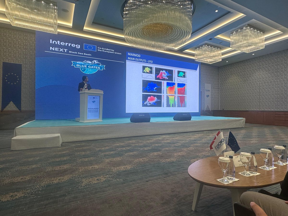 METU_IMS's tweet photo. Karadeniz’de mavi ve akıllı dönüşüm başlıyor!
Enstitü Müdürümüz @SalihogluBaris, Interreg Next Programı’nın desteklediği ve @AjansDoka tarafından yürütülen #BlueGates Projesi açılışında, #Dijitalİkiz teknolojisinin mavi ekonomideki yenilikçi çözümler ve sürdürülebilir kalkınmadaki rolüne dair bir konuşma yaptı.
Konuşmasında, enstitümüzün yürüttüğü #H2020 @ConnectBlackSea ve @BRIDGE_BlackSea projeleri kapsamında geliştirilen iş birliklerini, #Karadeniz dijital ikizi çalışmalarını, ayrıca #MARMOD projemiz çerçevesinde #MarmaraDenizi’nde gerçekleştirdiğimiz dijital ikiz uygulamalarını ve bu süreçte elde edilen bulguları paylaştı.
@METU_ODTU @BlackSeaBasin