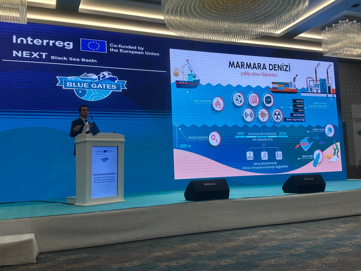 METU_IMS's tweet photo. Karadeniz’de mavi ve akıllı dönüşüm başlıyor!
Enstitü Müdürümüz @SalihogluBaris, Interreg Next Programı’nın desteklediği ve @AjansDoka tarafından yürütülen #BlueGates Projesi açılışında, #Dijitalİkiz teknolojisinin mavi ekonomideki yenilikçi çözümler ve sürdürülebilir kalkınmadaki rolüne dair bir konuşma yaptı.
Konuşmasında, enstitümüzün yürüttüğü #H2020 @ConnectBlackSea ve @BRIDGE_BlackSea projeleri kapsamında geliştirilen iş birliklerini, #Karadeniz dijital ikizi çalışmalarını, ayrıca #MARMOD projemiz çerçevesinde #MarmaraDenizi’nde gerçekleştirdiğimiz dijital ikiz uygulamalarını ve bu süreçte elde edilen bulguları paylaştı.
@METU_ODTU @BlackSeaBasin