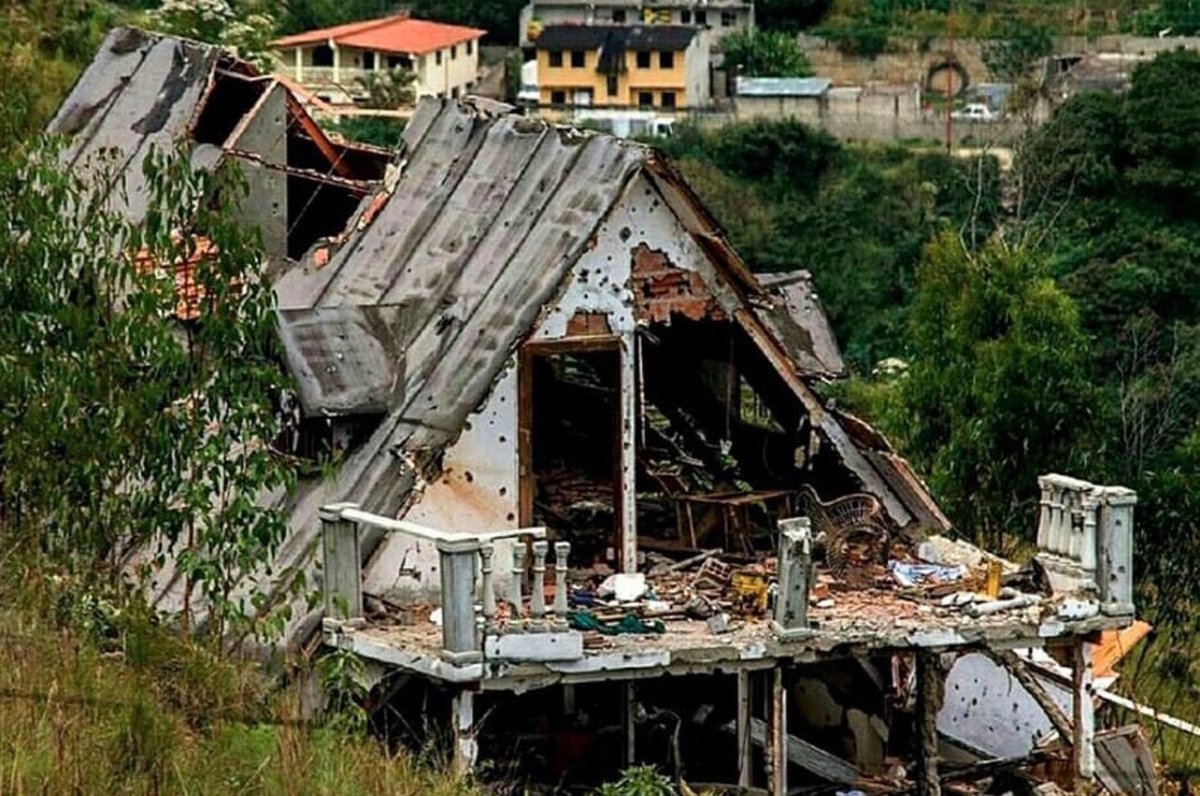 EliTrotta's tweet photo. Hoy recordamos la masacre de El Junquito, ocurrida hace exactamente siete años. Fue una ejecución extrajudicial transmitida en vivo, perpetrada por los cuerpos represivos de la dictadura de Nicolás Maduro contra el inspector Óscar Pérez y su equipo, entre ellos una mujer civil embarazada.

En enero de 2018, aproximadamente 500 efectivos de seguridad atacaron la residencia donde se encontraban Pérez y otras seis personas. A pesar de que las víctimas se rindieron y manifestaron su disposición a negociar, las fuerzas ingresaron al lugar utilizando armamento pesado. Todas las víctimas fueron asesinadas durante el operativo. Autopsias y fotografías publicadas por los medios evidenciaron ejecuciones con "tiros de gracia".

La CIDH ha presentado un caso, pero la lucha por justicia continúa. La tiranía chavista solo ha dejado muerte y dolor. Solo la libertad pondrá fin a esta barbarie.