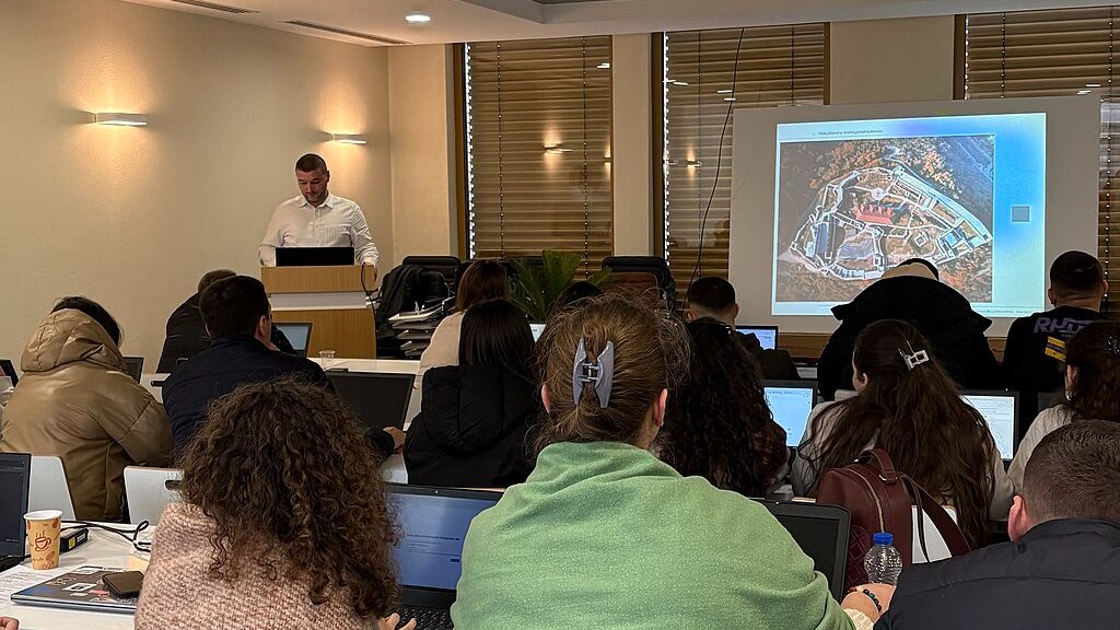 E nisëm vitin 2025 me #WikiCamp-in tonë të parë! 🎉 Nga 5-7 janar, 27 pjesëmarrës nga 🇽🇰🇦🇱 eksploruan temën e Monumenteve të Kulturës 🏛️.

Faleminderit pjesëmarrësve, ligjëruesve dhe BIK që na mikpritën në Medresenë e Vogël! Së bashku ruajtëm historinë përmes #Wikipedia.

#WoALUG