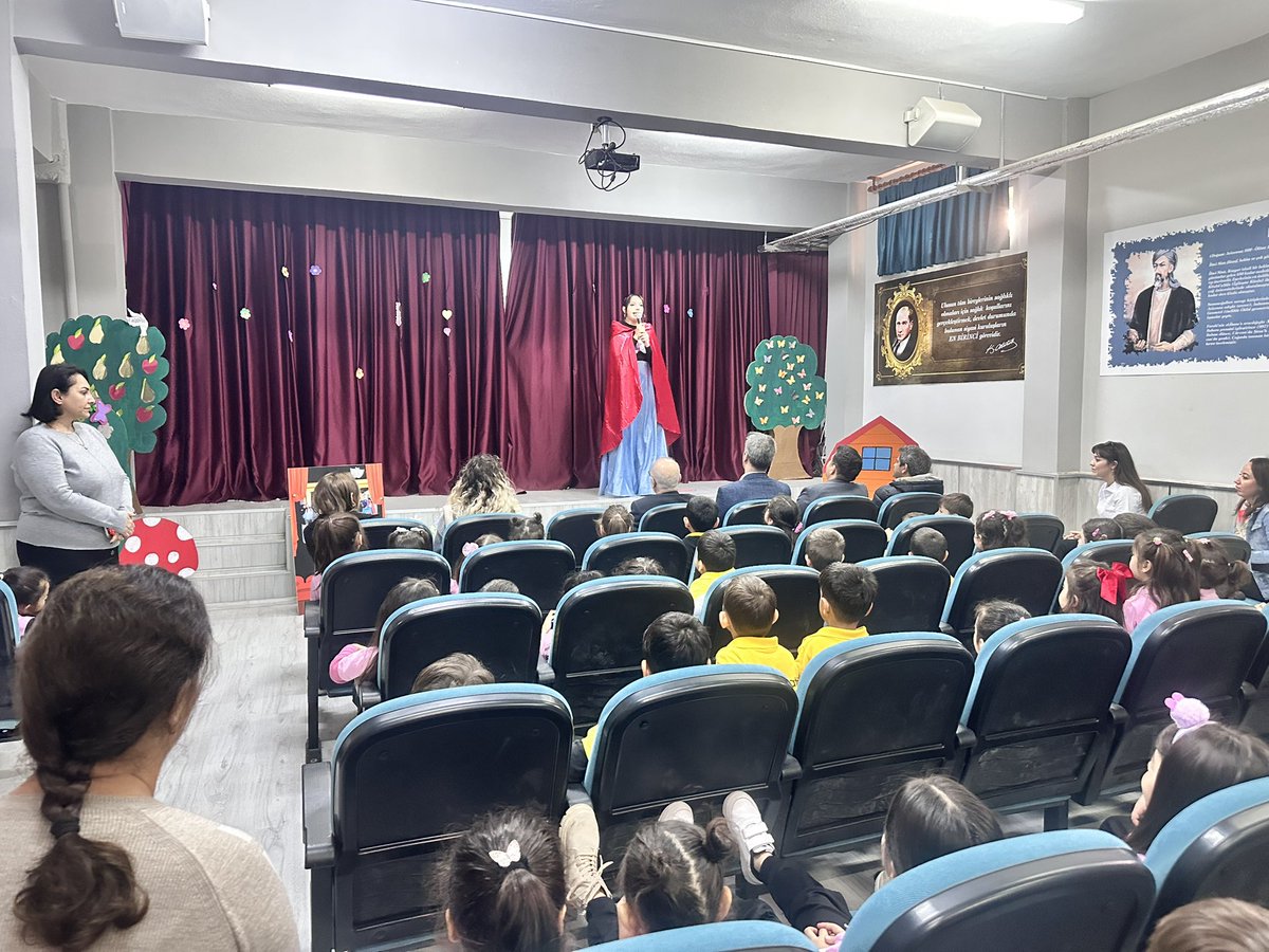 toroslarmem's tweet photo. 🎭 İlçe Milli Eğitim Müdürümüz Kaan Aydemir ve İlçe Milli Eğitim Şube Müdürümüz Behzat Egilmez, Şifa Hatun Mesleki ve Teknik Anadolu Lisesi öğrencilerimizin sahnelediği “Toroslar Çocuk Tiyatrosu” gösterisini beğeniyle izlediler.✨
Genç yeteneklerimizi tebrik ediyor, başarılarının devamını diliyoruz! 🌟 @tcmeb @Yusuf__Tekin @ahpehlivan53
@Sogukpinar023
@fazilet_durmus 
@MersinMEM