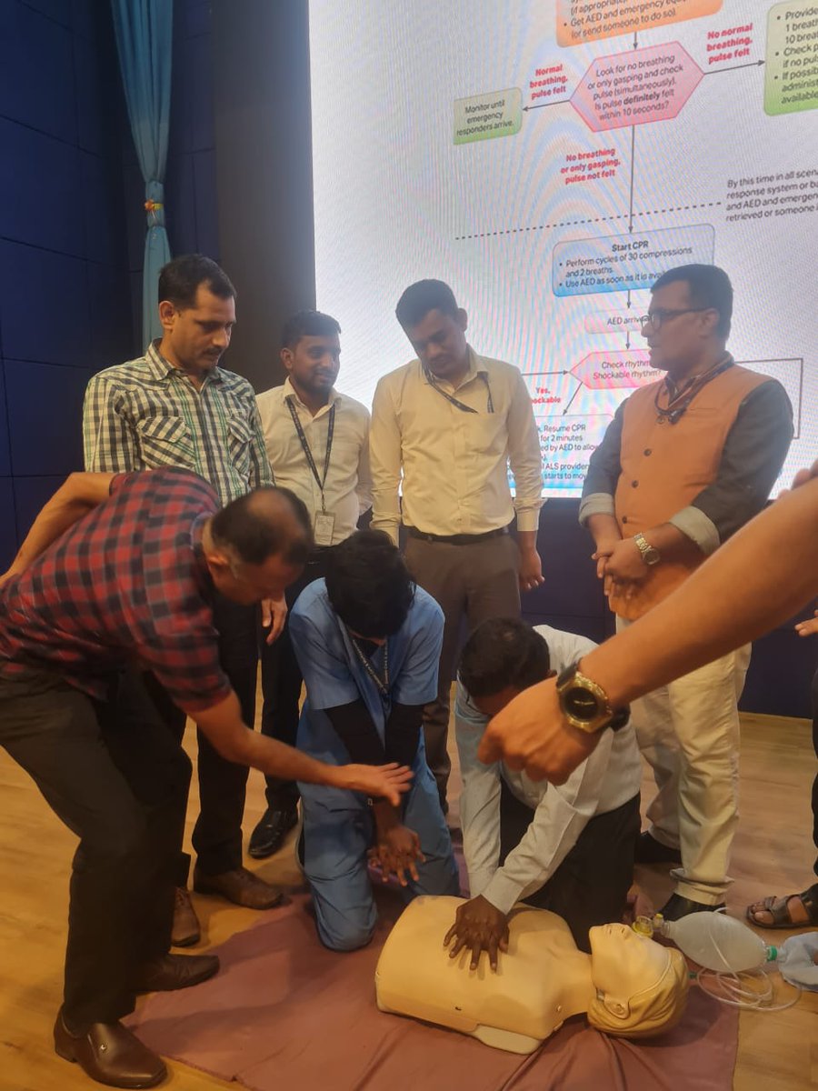 Chellaram_Hosp's tweet image. ChellaramHospital conducted a #BasicLifeSupport (BLS) training session for the staff of @ReserveBankofIndia (Agriculture Banking). This hands-on session provided participants with essential techniques to manage medical emergencies with confidence.