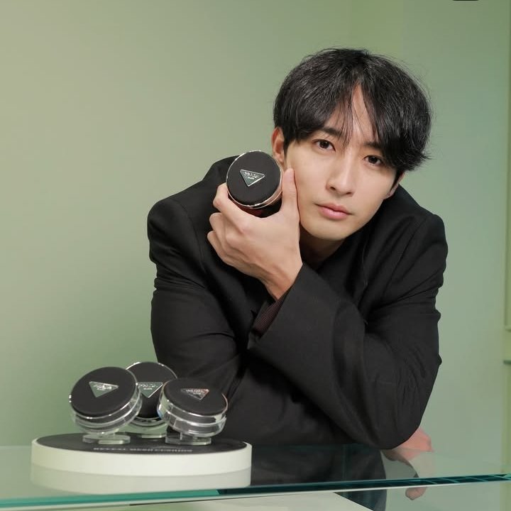hall_tlm's tweet photo. Not my favorite jbl "tops" being hired by PRADA 😭 FACE CARDS FACE CARDS!
(Of course Junsei liked Kenshin's post first before anyone else)
#icannotreachyou
#OurYouth
#LoveIsBetterTheSecondTimeAround
#CandyColorParadox https://t.co/PaUWA8y5CX
