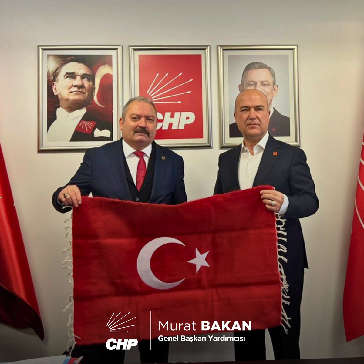 CHPMuratBakan's tweet photo. Genel Başkan Yardımcımız Yankı Bağcıoğlu ile birlikte Genel Merkez'imizde Türkiye Emekli Uzman Erbaşlar Derneği (TEMUD) Başkanı Ali Tilkici ve yönetimini ağırladık.

Her zaman belirttiğimiz gibi; askerlerimizin, polislerimizin hak arayışında her zaman yanlarındayız. Uzman çavuşların özlük hakları için Meclis'e verdiğimiz kanun teklifimizin yasalaşması için çalışmalarımızı sürdürüyoruz.

Vatan savunmasında canını dişine takan kahramanlarımızın hastalandığı için sözleşmelerinin feshedilmesini, kadrosuz ve güvencesiz bırakılmasını asla kabul etmiyoruz.

Ziyaretleri için kendilerine teşekkür ediyorum.