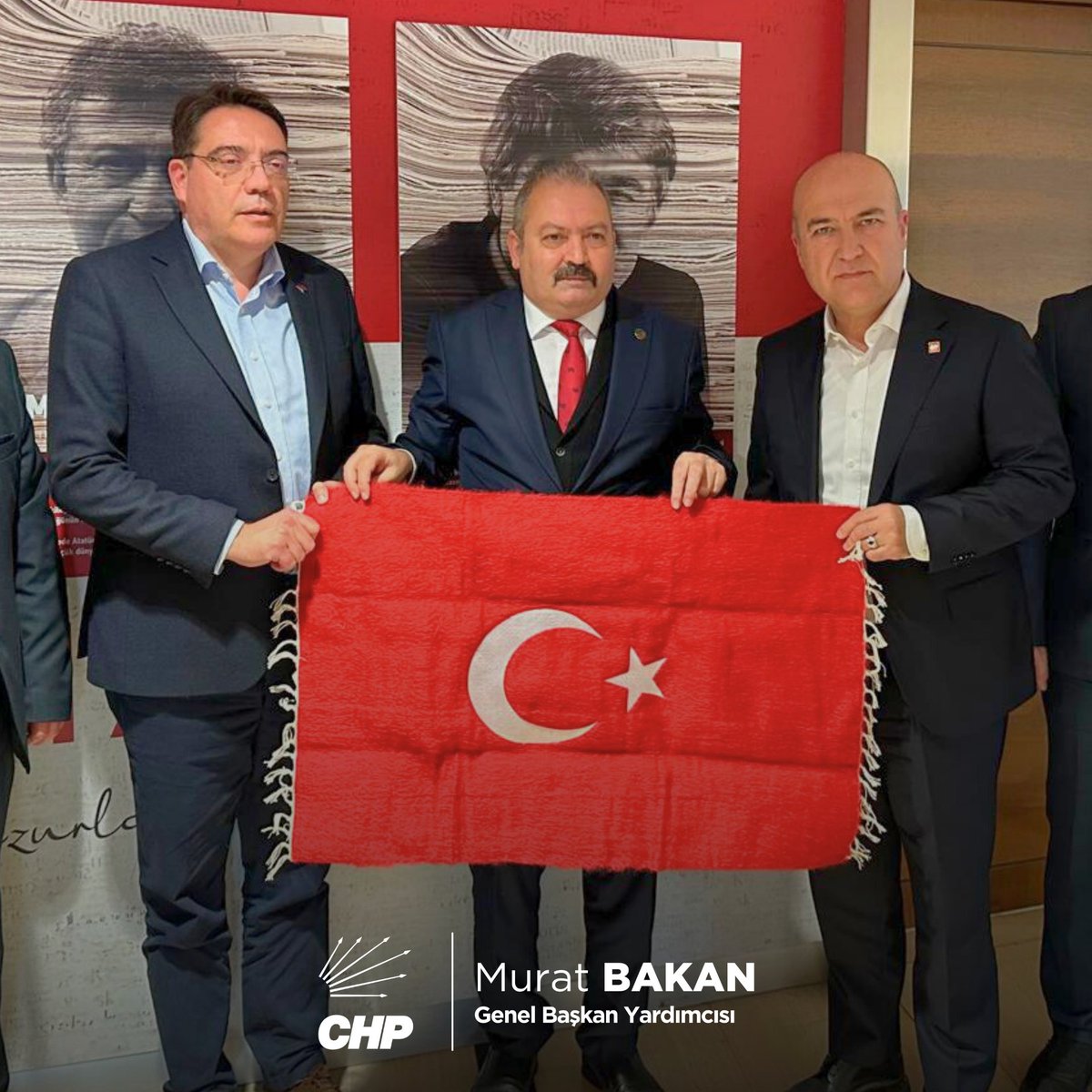 CHPMuratBakan's tweet photo. Genel Başkan Yardımcımız Yankı Bağcıoğlu ile birlikte Genel Merkez'imizde Türkiye Emekli Uzman Erbaşlar Derneği (TEMUD) Başkanı Ali Tilkici ve yönetimini ağırladık.

Her zaman belirttiğimiz gibi; askerlerimizin, polislerimizin hak arayışında her zaman yanlarındayız. Uzman çavuşların özlük hakları için Meclis'e verdiğimiz kanun teklifimizin yasalaşması için çalışmalarımızı sürdürüyoruz.

Vatan savunmasında canını dişine takan kahramanlarımızın hastalandığı için sözleşmelerinin feshedilmesini, kadrosuz ve güvencesiz bırakılmasını asla kabul etmiyoruz.

Ziyaretleri için kendilerine teşekkür ediyorum.