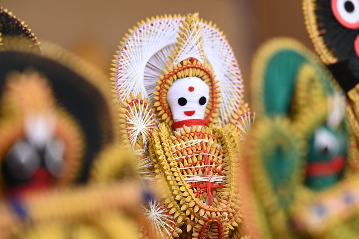 scstdevdept's tweet photo. କୋରାପୁଟ, ବଲାଙ୍ଗିର, ନବରଙ୍ଗପୁର  ଏବଂ କଳାହାଣ୍ଡି ଜିଲ୍ଲାରେ ଭୋଟ୍ଟାଡା ଜନଜାତିର ଅବିଶ୍ୱସନୀୟ କଳାକୌଶଳ ଓ ଶିଳ୍ପ ପରମ୍ପରା ଦେଖିବାକୁ ମିଳେ। ଏହି ଅନନ୍ୟ ହସ୍ତଶିଳ୍ପରେ ଧାନ, ହଳଦୀ ଗୁଣ୍ଡ, ଏବଂ ରଙ୍ଗୀନ ସୂତା ବ୍ୟବହାର କରି, ଦେବତା, ଦେବୀ, ପଶୁ ଏବଂ ପକ୍ଷୀଙ୍କ ସୁନ୍ଦର ମୂର୍ତ୍ତି ସୃଷ୍ଟି କରାଯାଏ। 
ଏହି ହସ୍ତଶିଳ୍ପଗୁଡ଼ିକ ବିଶେଷ କରି କୃଷି ଋତୁରେ, ଅମଳ ପରେ ସମୃଦ୍ଧି ଆଣିବା ପାଇଁ ସେମାନଙ୍କ ପରମ୍ପରାଗତ ରୀତିନୀତିର ଅଂଶ ଭାବରେ ତିଆରି ହୁଏ। ଚଳିତ ଆଦିବାସୀ ମେଳାରେ ଏହା ପ୍ରଦର୍ଶିତ ହେଉଅଛି, ଯାହା ନିଜର ସଂସ୍କୃତି ଓ ପରମ୍ପରାର ସୁନ୍ଦରତାକୁ ପ୍ରକାଶ କରିବା ସହ ଆଗ୍ରହୀ କ୍ରେତାମାନଙ୍କୁ ଆକର୍ଷିତ କରୁଅଛି I #adivasimela2025 #tribaltradition