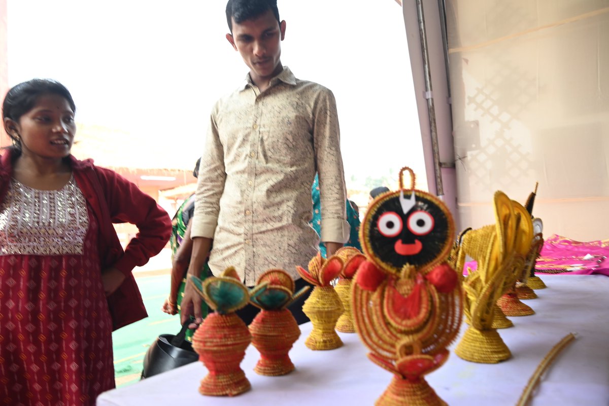 scstdevdept's tweet photo. କୋରାପୁଟ, ବଲାଙ୍ଗିର, ନବରଙ୍ଗପୁର  ଏବଂ କଳାହାଣ୍ଡି ଜିଲ୍ଲାରେ ଭୋଟ୍ଟାଡା ଜନଜାତିର ଅବିଶ୍ୱସନୀୟ କଳାକୌଶଳ ଓ ଶିଳ୍ପ ପରମ୍ପରା ଦେଖିବାକୁ ମିଳେ। ଏହି ଅନନ୍ୟ ହସ୍ତଶିଳ୍ପରେ ଧାନ, ହଳଦୀ ଗୁଣ୍ଡ, ଏବଂ ରଙ୍ଗୀନ ସୂତା ବ୍ୟବହାର କରି, ଦେବତା, ଦେବୀ, ପଶୁ ଏବଂ ପକ୍ଷୀଙ୍କ ସୁନ୍ଦର ମୂର୍ତ୍ତି ସୃଷ୍ଟି କରାଯାଏ। 
ଏହି ହସ୍ତଶିଳ୍ପଗୁଡ଼ିକ ବିଶେଷ କରି କୃଷି ଋତୁରେ, ଅମଳ ପରେ ସମୃଦ୍ଧି ଆଣିବା ପାଇଁ ସେମାନଙ୍କ ପରମ୍ପରାଗତ ରୀତିନୀତିର ଅଂଶ ଭାବରେ ତିଆରି ହୁଏ। ଚଳିତ ଆଦିବାସୀ ମେଳାରେ ଏହା ପ୍ରଦର୍ଶିତ ହେଉଅଛି, ଯାହା ନିଜର ସଂସ୍କୃତି ଓ ପରମ୍ପରାର ସୁନ୍ଦରତାକୁ ପ୍ରକାଶ କରିବା ସହ ଆଗ୍ରହୀ କ୍ରେତାମାନଙ୍କୁ ଆକର୍ଷିତ କରୁଅଛି I #adivasimela2025 #tribaltradition