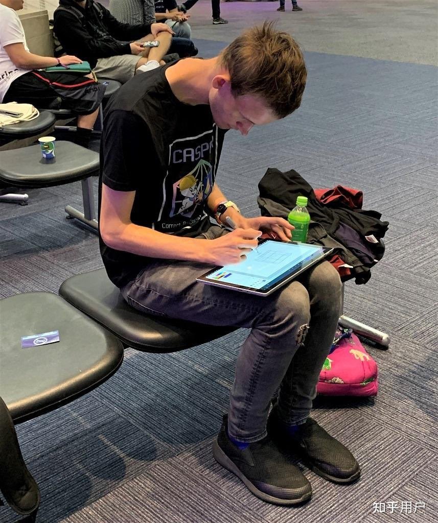 什么男人一眼看上去很穷？ 
 • 看起来猥琐，驼背
 • 发型不整洁，看起来像是自己剪的
 • 衣服像是免费领取的
 • 衣服有很大的 Logo 
 • 裤子穿了很久，有些许破洞
 • 戴智能手表 • 没有任何首饰/装饰