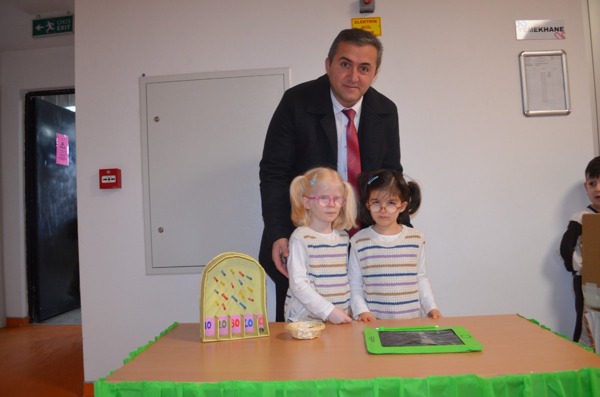ayasilcemem's tweet photo. İlçe Milli Eğitim Müdürümüz Zafer ŞİMŞEK  İlçemiz Cemil Meriç Anaokulu'nu ziyaret etti. Müdürümüz Zafer ŞİMŞEK  Okul bünyesinde gerçekleştirilen  geri dönüşüm sergisi etkinliklerini inceledi. Emeği geçen öğrenci,öğretmen ve velilere teşekkür etti. @AyasKaymakaml @MemAnkara https://t.co/d7Idmx8YbG