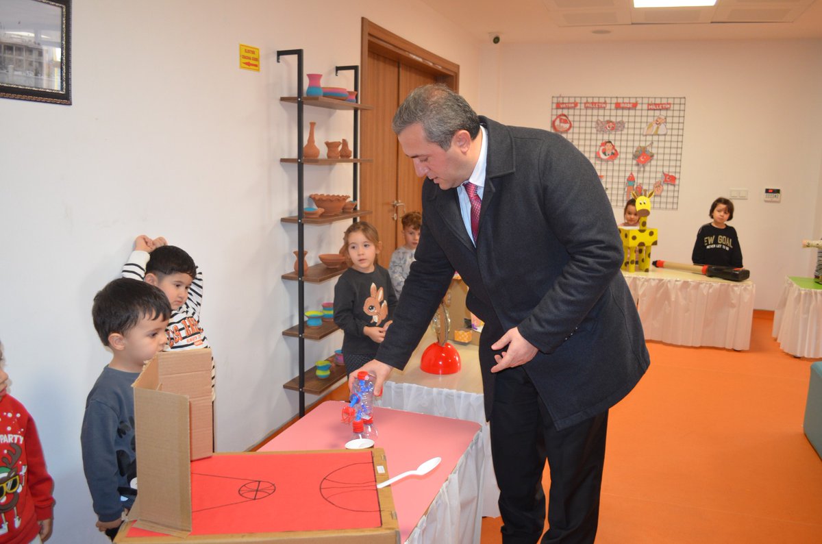 ayasilcemem's tweet photo. İlçe Milli Eğitim Müdürümüz Zafer ŞİMŞEK  İlçemiz Cemil Meriç Anaokulu'nu ziyaret etti. Müdürümüz Zafer ŞİMŞEK  Okul bünyesinde gerçekleştirilen  geri dönüşüm sergisi etkinliklerini inceledi. Emeği geçen öğrenci,öğretmen ve velilere teşekkür etti. @AyasKaymakaml @MemAnkara https://t.co/d7Idmx8YbG