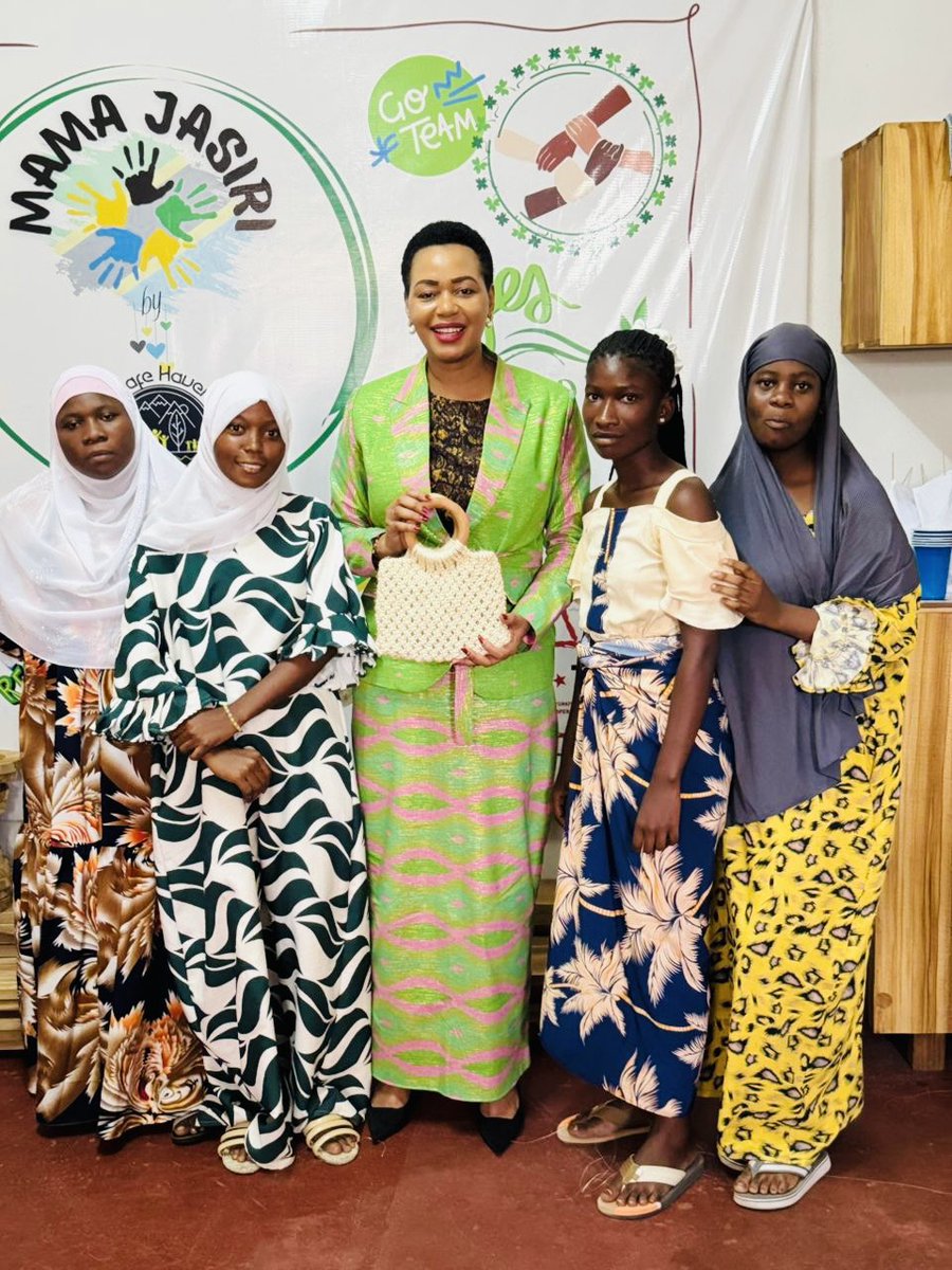 HoyceTemu's tweet photo. Twendeni tu wa support watoto wetu Hawa katika kazi za mikono yao. Ubunifu wao ni mkubwa sana. Ukinunua bidhaa Hizi sio tu unamkomboa mtoto wa kike Lakini unaikomboa familia Yake yote na kusaidia muendelezo wa Elimu yao   #safehaven #mamajasiri https://t.co/c8uLhuLVPN