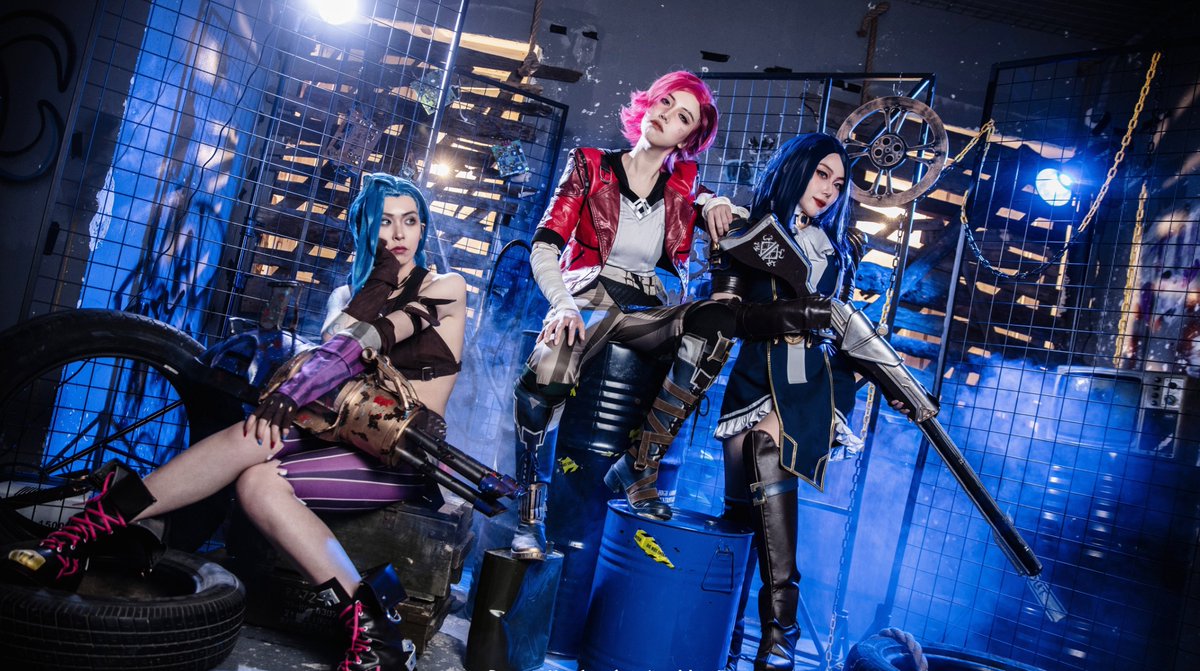 CosplayClans's tweet photo. League of Legends Three Sisters
#jinx @丹麦君的小o#jinx
#Caitlyn @逃亡主义花火
#vi@路兔太太
#lol #LeagueofLegends #lolVi #Vicosplay #ArcaneVi #Arcanejinx #jinxcosplay #ArcaneCaitlyn #Caitlyncosplay https://t.co/zAUKXV1ksz