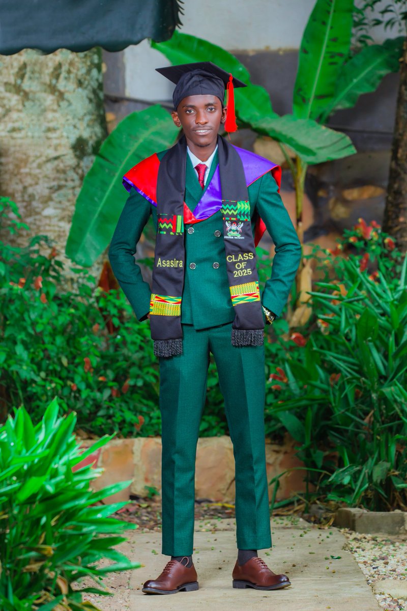 A man from Rubirizi district!
A degree of bachelor of Pharmacy!
God has been good!

#Mak75thGrad