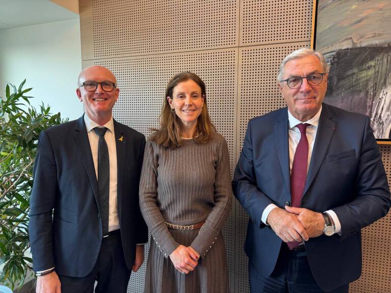 Départements de France (@adepartementsf) on Twitter photo Première séance de travail hier à Paris entre <a href="/lecocqcharlotte/">Charlotte Parmentier Lecocq</a>, ministre déléguée chargée de l’Autonomie et du Handicap, et François <a href="/Sauvadet/">François Sauvadet</a> et <a href="/FleuretMarc/">Marc Fleuret</a>, président du groupe de travail #Handicap à <a href="/ADepartementsF/">Départements de France</a>. Première séance de travail hier à Paris entre <a href="/lecocqcharlotte/">Charlotte Parmentier Lecocq</a>, ministre déléguée chargée de l’Autonomie et du Handicap, et François <a href="/Sauvadet/">François Sauvadet</a> et <a href="/FleuretMarc/">Marc Fleuret</a>, président du groupe de travail #Handicap à <a href="/ADepartementsF/">Départements de France</a>.