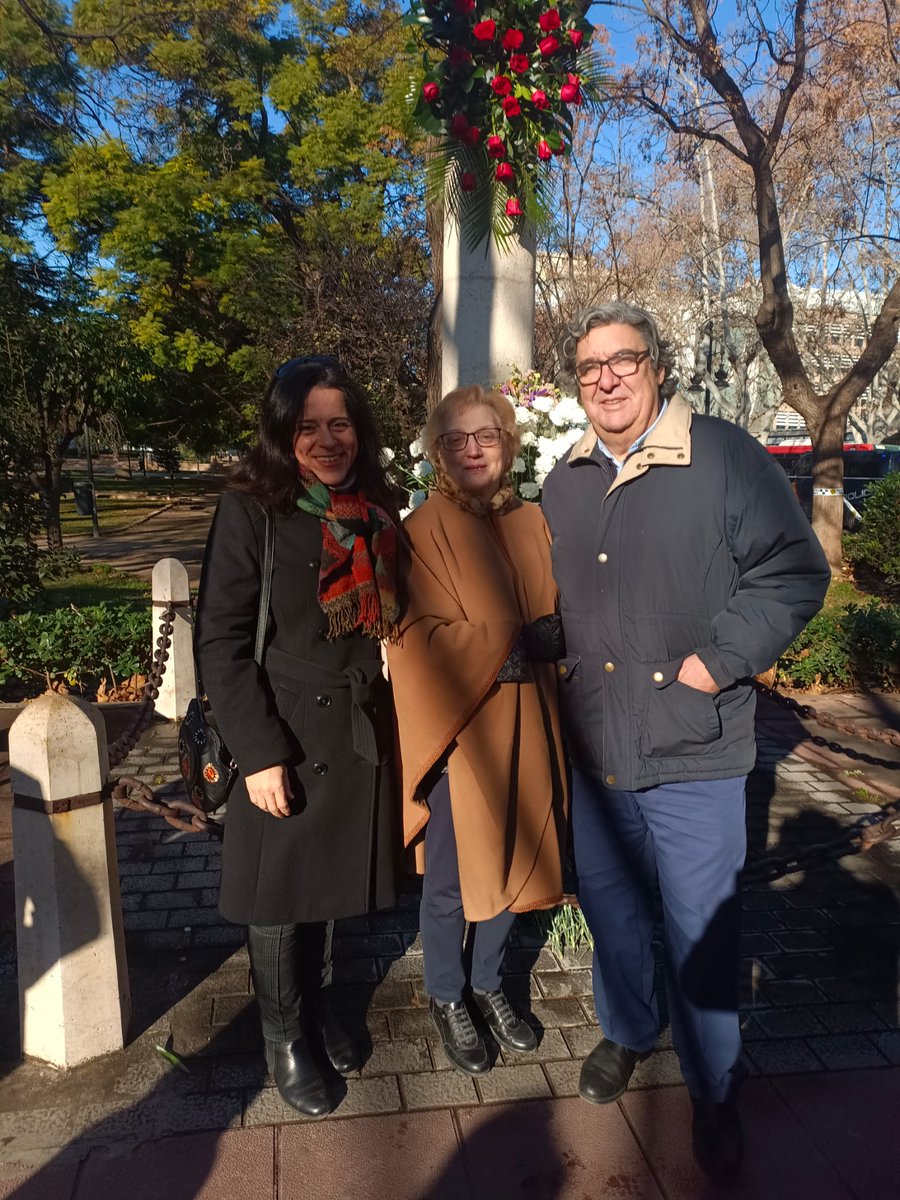 DretUV's tweet photo. @derecho_uam Clara Viana, degana de la Facultat de Dret i Maria Elena Olmos, secretària general de la Universitat de València han assistit a la ofrena floral en homenatge al professor Broseta. https://t.co/TU04d3M8l6