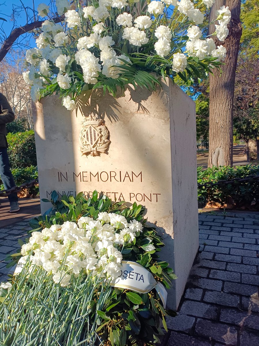 DretUV's tweet photo. @derecho_uam Clara Viana, degana de la Facultat de Dret i Maria Elena Olmos, secretària general de la Universitat de València han assistit a la ofrena floral en homenatge al professor Broseta. https://t.co/TU04d3M8l6