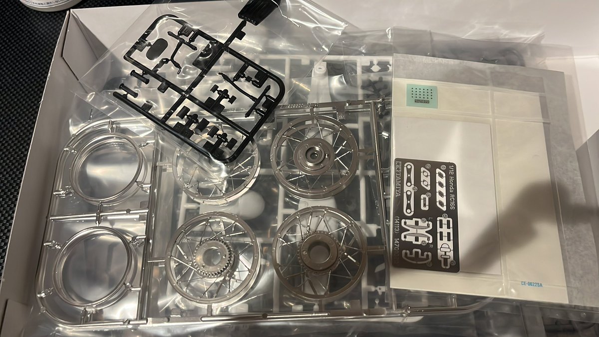 koi_koi_koikun's tweet photo. プラモデルコーナーのサンプル見て気になったのでゲットしました。今までとは違う雰囲気でタミヤらしからぬかなり凝ったバイクとのこと。なるほど見た目にしては部品数もけっこうあるな。
#RC166
#タミヤ https://t.co/4FATKBGMcH