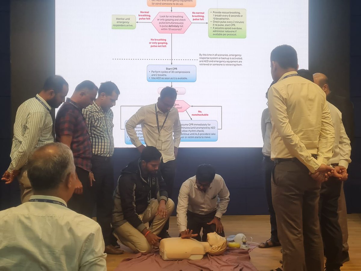 Chellaram_Hosp's tweet image. ChellaramHospital conducted a #BasicLifeSupport (BLS) training session for the staff of @ReserveBankofIndia (Agriculture Banking). This hands-on session provided participants with essential techniques to manage medical emergencies with confidence.
